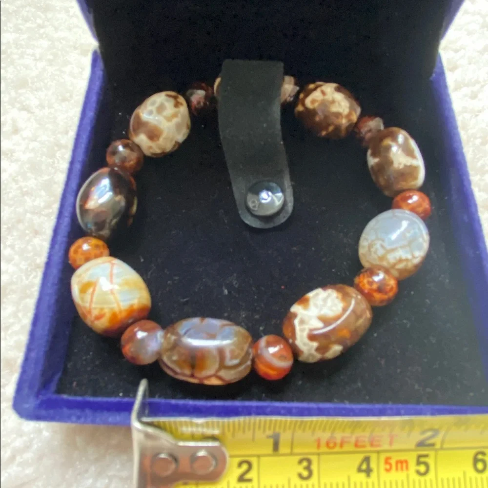 NWOT Brown & Cream Agate Beaded Stretch Bracelet in blue velvet gift box